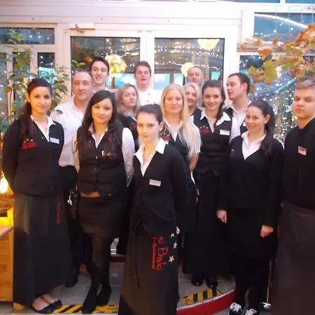 & Restaurant Bei Baki מלון זנדה